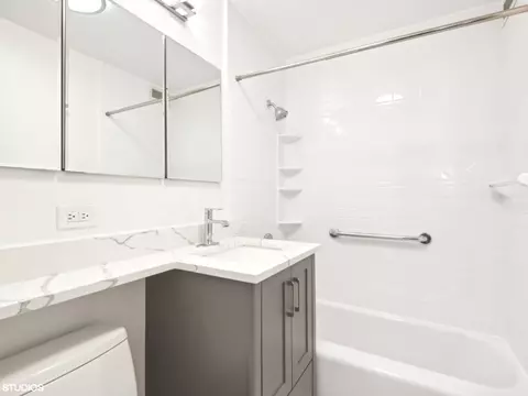 Bath - 400 E Randolph St #3102, Chicago, IL 60601 photo 1 of 2