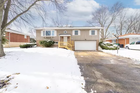 319 Arrowhead Dr, Shorewood, IL 60404