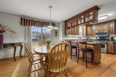 Kitchen - 33 Forestview Ln, Aurora, IL 60502 photo 4 of 4