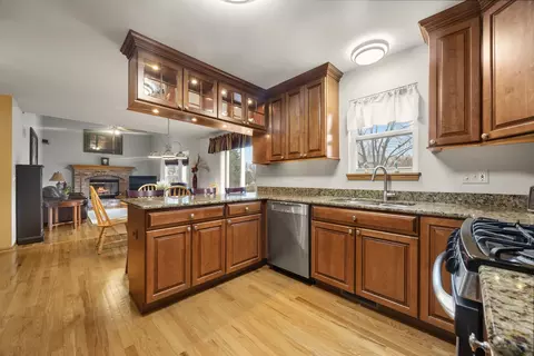 Kitchen - 33 Forestview Ln, Aurora, IL 60502 photo 2 of 4