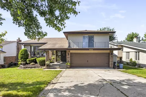 9936 Stratford Ln, Palos Hills, IL 60465