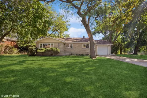 4 N213 5th Ave, Addison, IL 60101