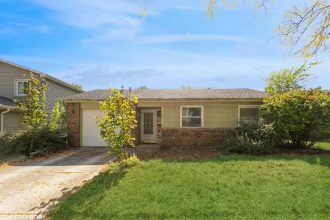 12 Blue Jay Ct, Woodridge, IL 60517
