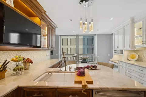 Kitchen - 57 E Delaware Pl #PH4001, Chicago, IL 60611 photo 5 of 6