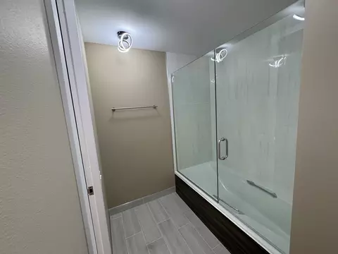 Bath - 200 E Delaware Pl #9E, Chicago, IL 60611 photo 2 of 3