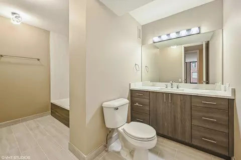 Bath - 200 E Delaware Pl #9E, Chicago, IL 60611 photo 1 of 3