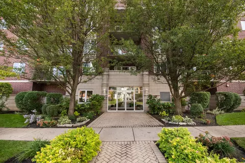 435 Alles St #310, Des Plaines, IL 60016