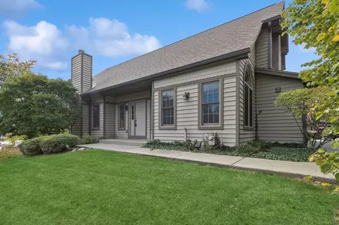 101 Kazimour Dr, Lake Barrington, IL 60010