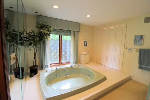 Bath - 6 Old Orchard Dr, Kankakee, IL 60901 photo 2 of 7