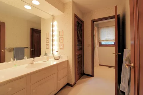 Bath - 6 Old Orchard Dr, Kankakee, IL 60901 photo 5 of 7
