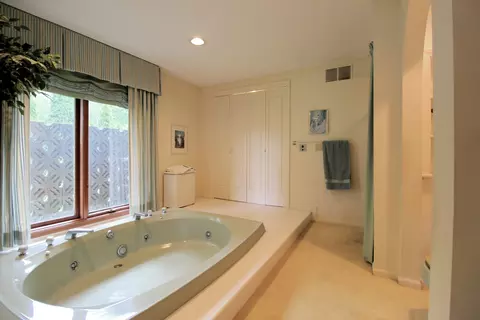 Bath - 6 Old Orchard Dr, Kankakee, IL 60901 photo 3 of 7