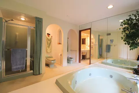 Bath - 6 Old Orchard Dr, Kankakee, IL 60901 photo 4 of 7