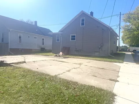 Exterior - 1315 Pulaski St, Peru, IL 61354 photo 2 of 4