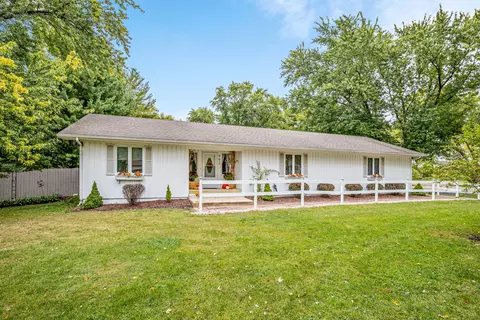 902 S Sharon Dr, Woodstock, IL 60098