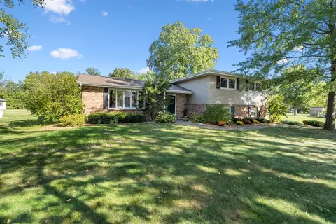 6055 Darline Dr, Saint Anne, IL 60964