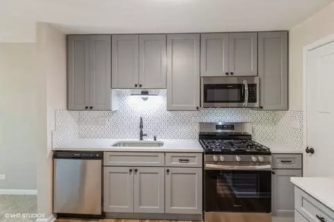 Kitchen - 2860 Northampton Dr #B2, Rolling Meadows, IL 60008 photo 2 of 3