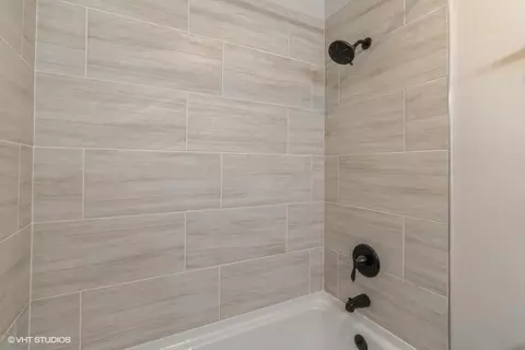 Bath - 2860 Northampton Dr #B2, Rolling Meadows, IL 60008 photo 2 of 3