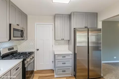Kitchen - 2860 Northampton Dr #B2, Rolling Meadows, IL 60008 photo 3 of 3