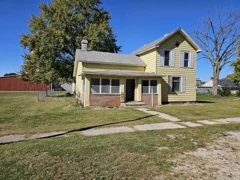 110 S Benton St, Tampico, IL 61283