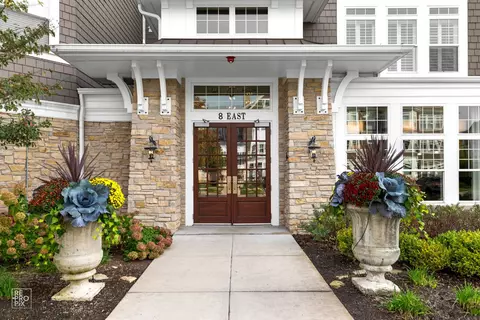 8 E Kennedy Ln #301, Hinsdale, IL 60521