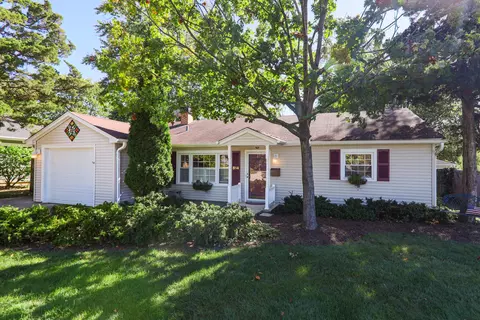 814 Countryside Dr, Wheaton, IL 60187