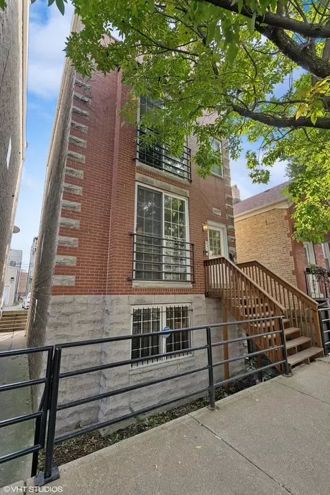 1637 W Beach Ave #1, Chicago, IL 60622