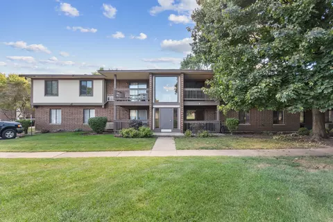 586 Somerset Ln #4, Crystal Lake, IL 60014
