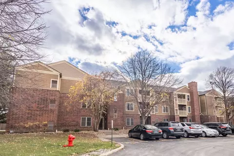 214 Glengarry Dr #201, Bloomingdale, IL 60108