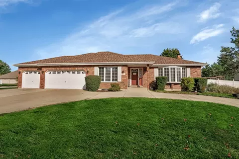 1215 Hunter Dr, Shorewood, IL 60404