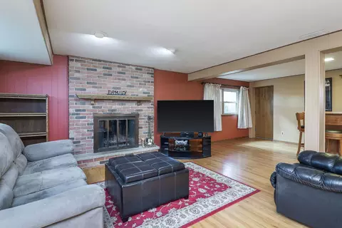 Living - 809 Chestnut Ln, Darien, IL 60561 photo 3 of 3