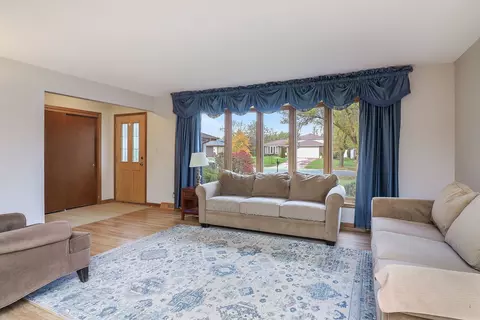Living - 809 Chestnut Ln, Darien, IL 60561 photo 1 of 3