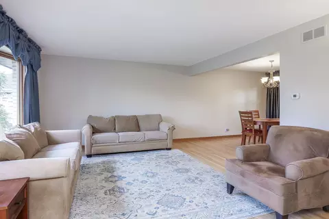 Living - 809 Chestnut Ln, Darien, IL 60561 photo 2 of 3