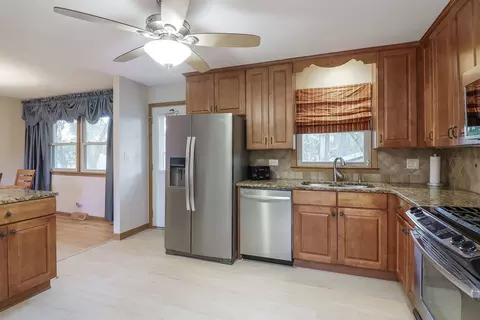 Kitchen - 809 Chestnut Ln, Darien, IL 60561 photo 2 of 2