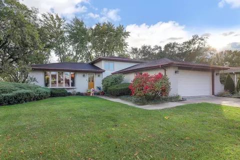 809 Chestnut Ln, Darien, IL 60561