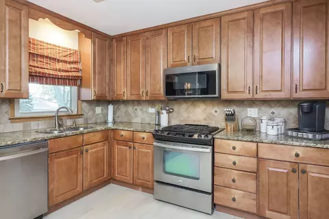 Kitchen - 809 Chestnut Ln, Darien, IL 60561 photo 1 of 2