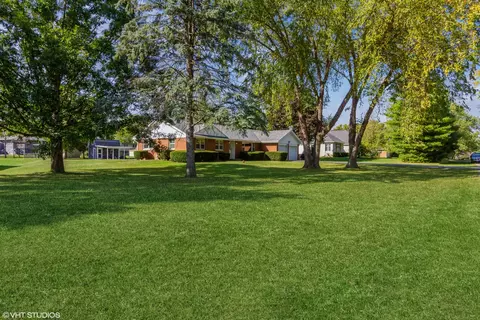 27 E Larkspur Ln, Bristol, IL 60512