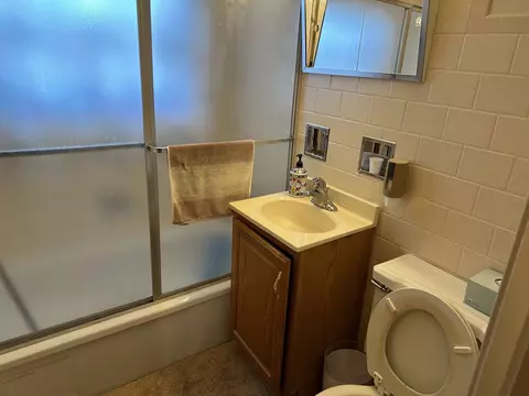 Bath - 2903 S Wilke Rd, Rolling Meadows, IL 60008 photo 2 of 2