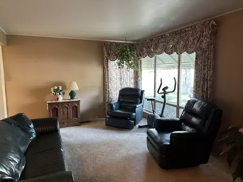 Living - 2903 S Wilke Rd, Rolling Meadows, IL 60008 photo 2 of 2