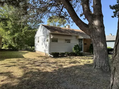 Exterior - 2903 S Wilke Rd, Rolling Meadows, IL 60008 photo 3 of 8