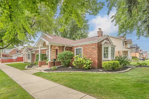 9556 S Hamlin Ave, Evergreen Park, IL 60805