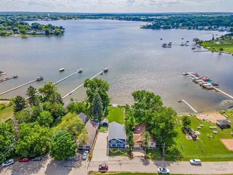 707 Lake Shore Dr, Wauconda, IL 60084