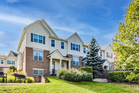 204 Concord Ct, Morton Grove, IL 60053