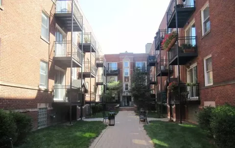 3711 N Kenneth Ave #220, Chicago, IL 60641