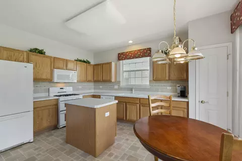Kitchen - 2498 Rolling Rdg, Elgin, IL 60124 photo 2 of 3