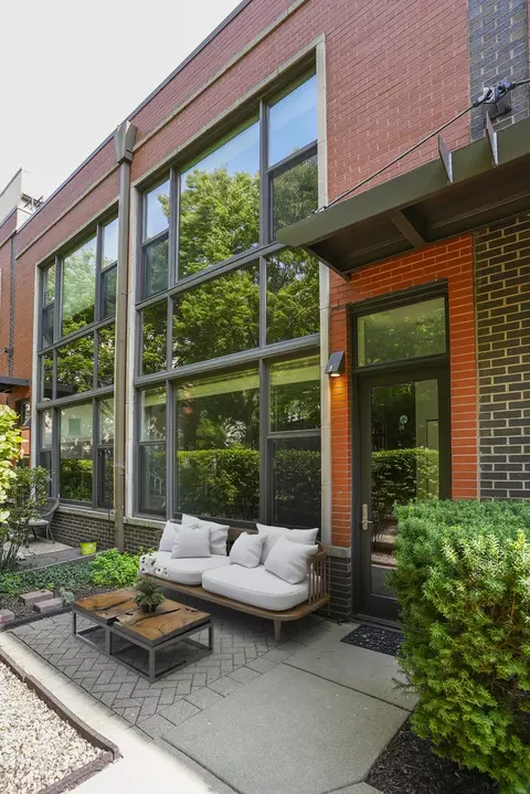 915 N Howe St, Chicago, IL 60610