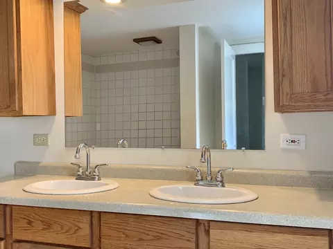 Bath - 218 W Glover St, Ottawa, IL 61350 photo 1 of 2