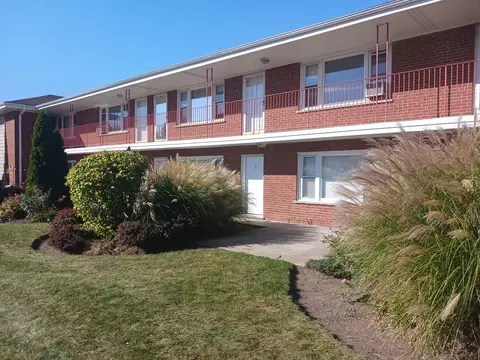 1105 Holiday Ln #9, Des Plaines, IL 60016