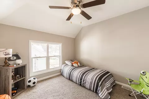 Bedroom - 71 S Jackson St, Elgin, IL 60123 photo 4 of 6