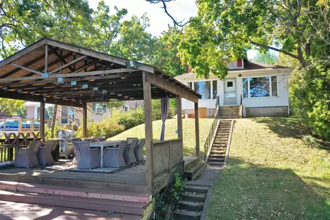 5122 W Lake Shore Dr, Wonder Lake, IL 60097