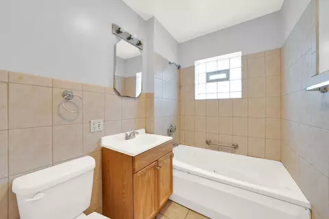 Bath - 6443 S Artesian Ave, Chicago, IL 60629 photo 1 of 2